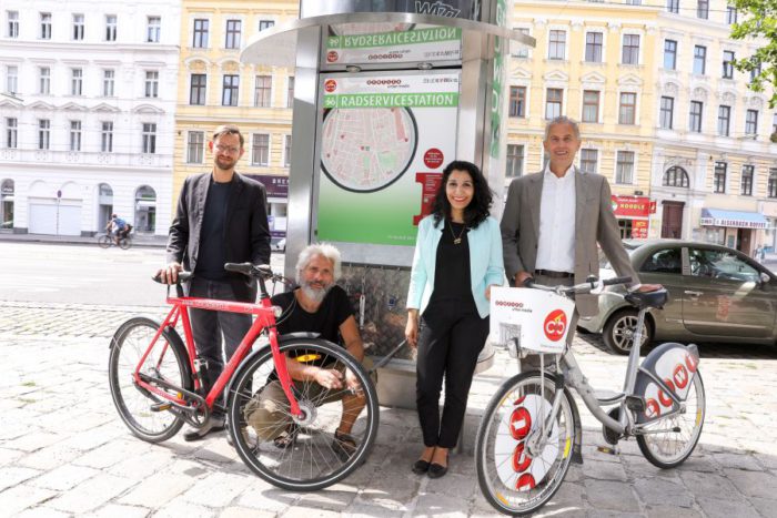 Die Radservicestionen der Gewista sind eine Ergänzung zu dem bestehenden Wiener Pumpen. Die Stationen bietet aber neben „frischer Luft“ auch Werkzeug an, um kleinere Reparaturen selbst durchzuführen. Foto: Gewista. Martin Blum, Radverkehrsbeauftragter der Stadt Wien, Hans Erich Dechant, Gewista Head of Citybike Wien, Mag.a Saya Ahmad, Bezirksvorsteherin des Alsergrunds und Gewista CEO Franz Solta / Foto: Gewista