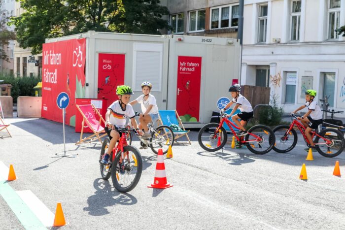 Kinder fahren Fahrrad