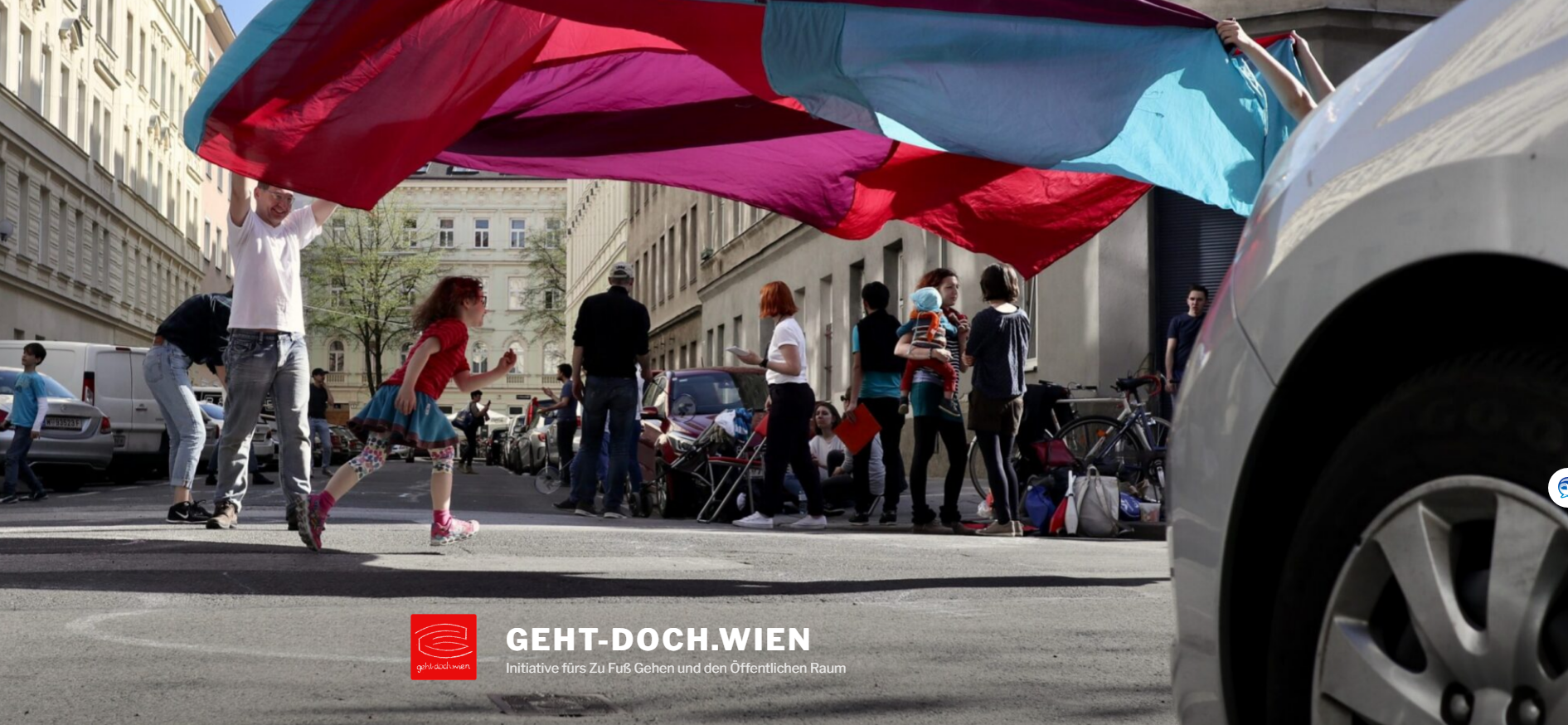 Straße mit Fugänger:innen